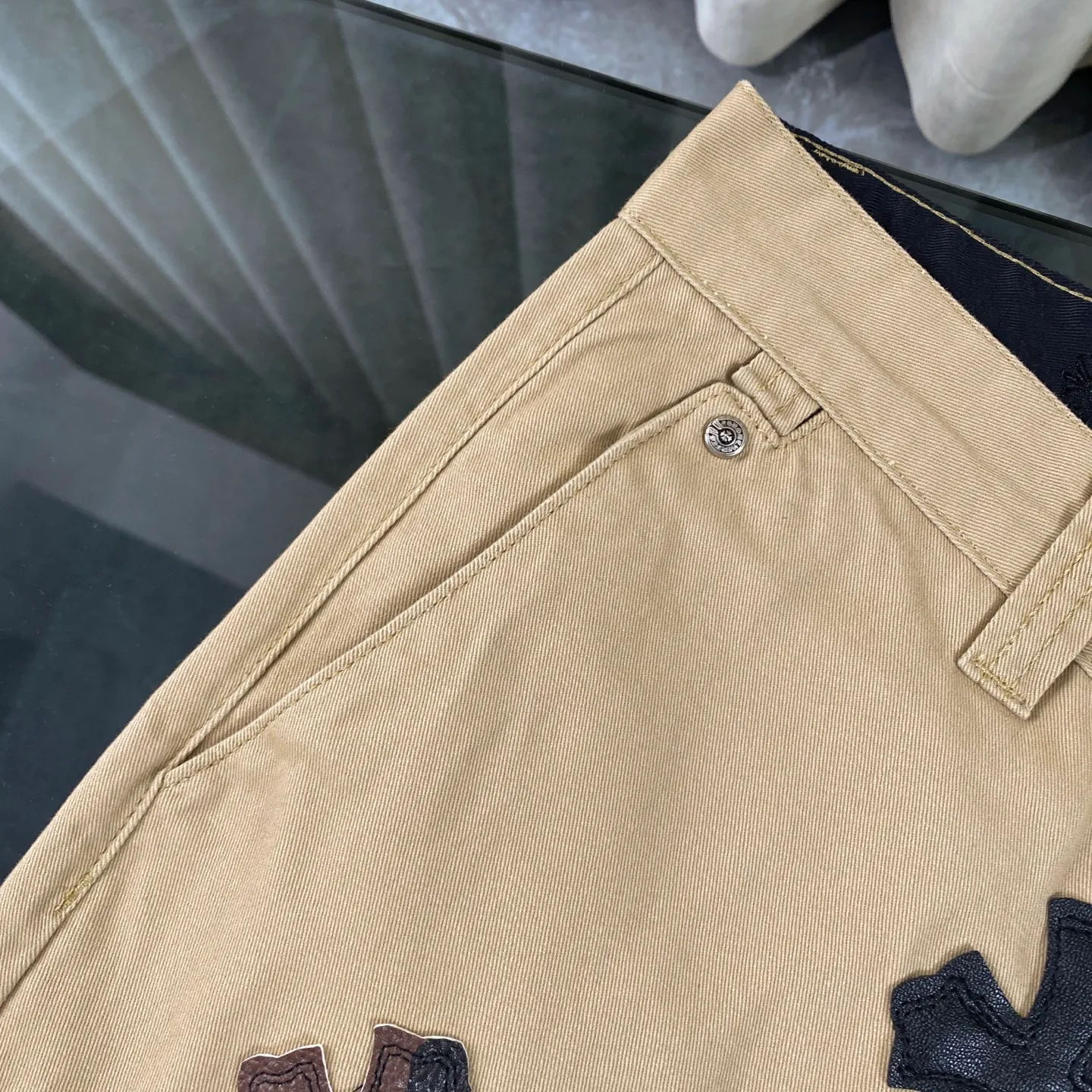 P260 chrome hearts new style horse hair checkerboard black cross patchwork khaki jeans vi Top heavy industry fashionable design] Consistent high street luxury style creation. Speaking of this style, the Zangyin family and GU family are definitely the leading representative brands. Especially the Zangyin family has really achieved a state-of-the-art effect in creating high street style. The unique washed material is used to create this style. The color system is quite eye-catching. After it is decorated with patchwork cross flowers, it cleverly highlights the charm of the brand. Secondly, this style uses classic The classic high-waist cutting design highlights the long legs and fashionable temperament of the upper body. The brand is highly recognizable and the slim fit configuration is more suitable for daily wear. It is a product that interprets personality, fashion, and specifications at a glance. This single product is enough to make any fan excited. It can be a white T-shirt for youthful preppy style, or a tight suspender for lady style. It has strong matching ability and can be easily controlled by men.  [Materials and craftsmanship] Needless to say, this point goes without saying. As an excellent craftsman brand, Zangyin’s requirements for details and craftsmanship are really perfect. The washed color of this model has gone through so many processes, not to mention the embellishment of denim appliques. It is also purely hand-made and sewn. Just like what they believe in, only hand-made things have soul and have the meaning of wear. A top-notch heavy-duty fashionable denim item, I look forward to your perfect interpretation! !  Size:28-36